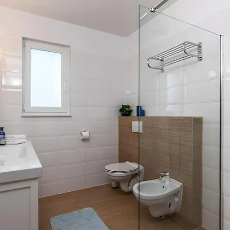 Awesome In With Private Swimming Pool, Be Inside Or Outside *