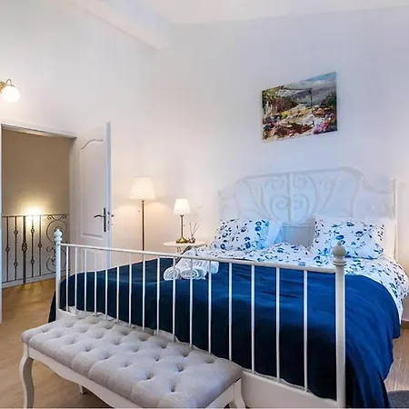 Awesome In With Private Swimming Pool, Be Inside Or Outside *