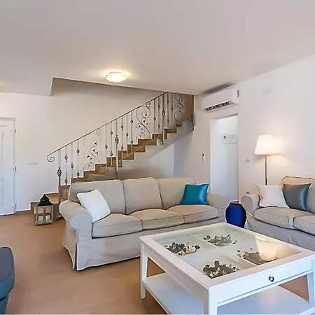 Awesome In With Private Swimming Pool, Be Inside Or Outside Holiday home