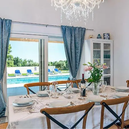 Awesome In With Private Swimming Pool, Be Inside Or Outside