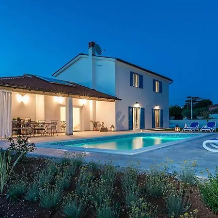 Awesome In With Private Swimming Pool, Be Inside Or Outside *