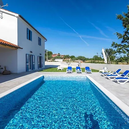 Awesome In With Private Swimming Pool, Be Inside Or Outside Holiday home