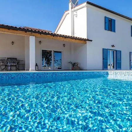 Awesome In With Private Swimming Pool, Be Inside Or Outside *