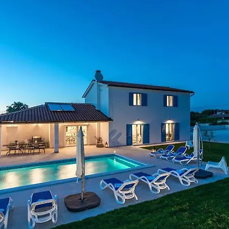 Awesome In With Private Swimming Pool, Be Inside Or Outside